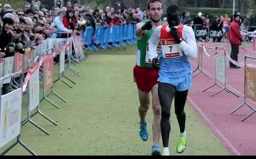 Kenyan runner Abel Mutai being encouraged to finish the race by Spanish competitor Ivan Fernandez